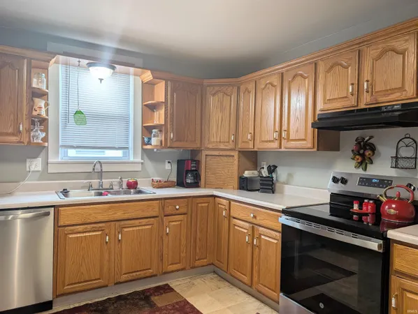 $170,000 | 420 East Central Avenue, Bluffton, IN 46714