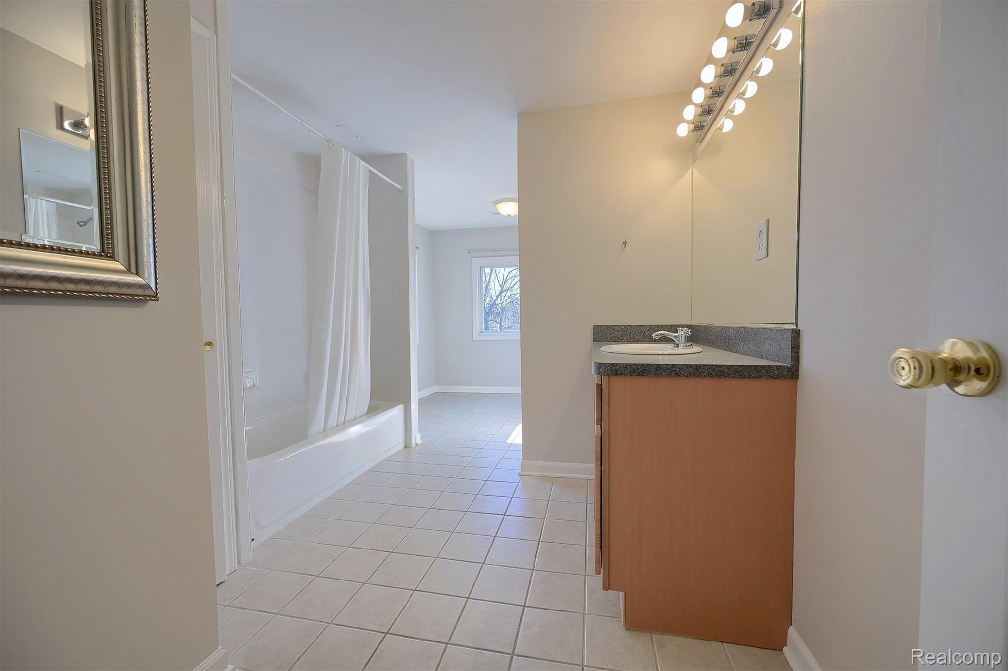 20903 Doepfer Road Warren, MI 48091 - Photo 15 of 26 15-Master-Bathroom.jpg