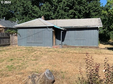2035 East Irwin Way Eugene, OR 97402 - Photo 3 of 6 a backyard of a house