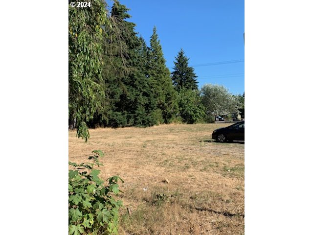 2035 East Irwin Way Eugene, OR 97402 - Photo 6 of 6 a view of a backyard of the house