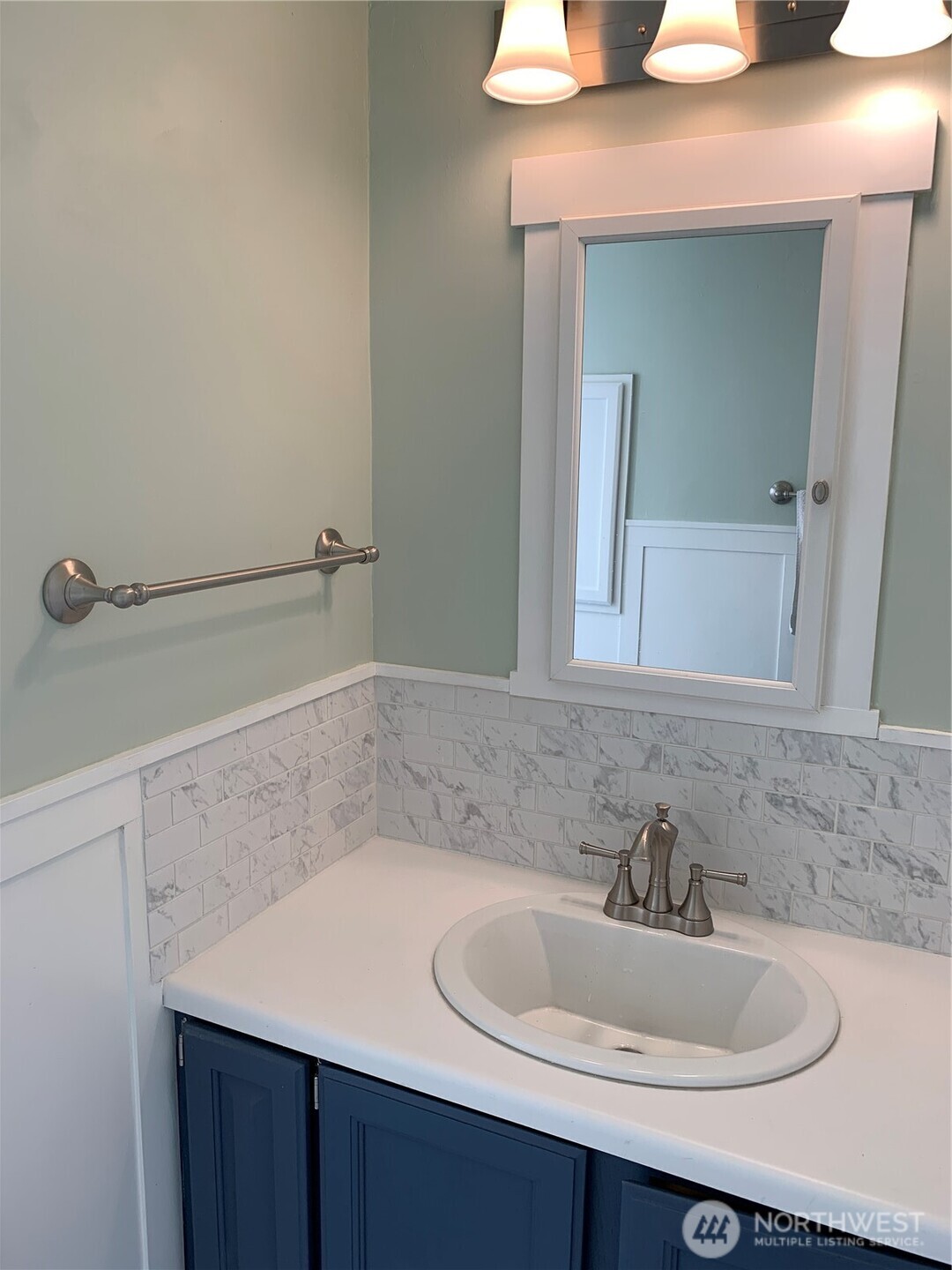 316 North F Street Aberdeen, WA 98520 - Photo 11 of 40 a bathroom with a sink and a mirror