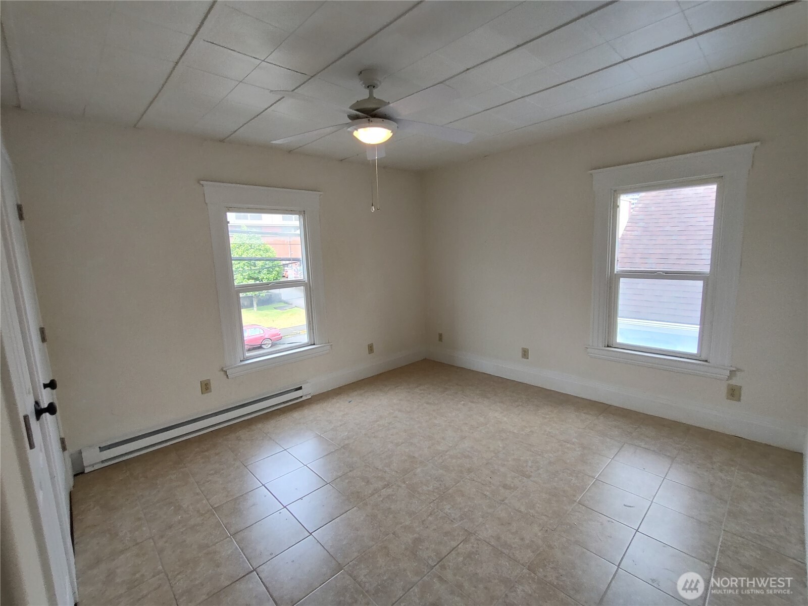 316 North F Street Aberdeen, WA 98520 - Photo 23 of 40 an empty room with windows