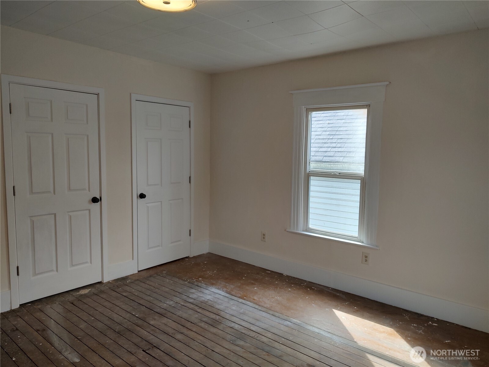 316 North F Street Aberdeen, WA 98520 - Photo 24 of 40 a view of an empty room with wooden floor and a window