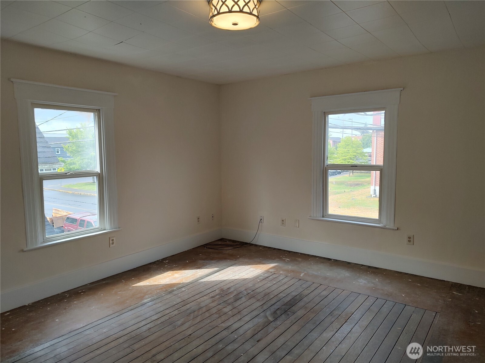 316 North F Street Aberdeen, WA 98520 - Photo 25 of 40 an empty room with wooden floor and windows
