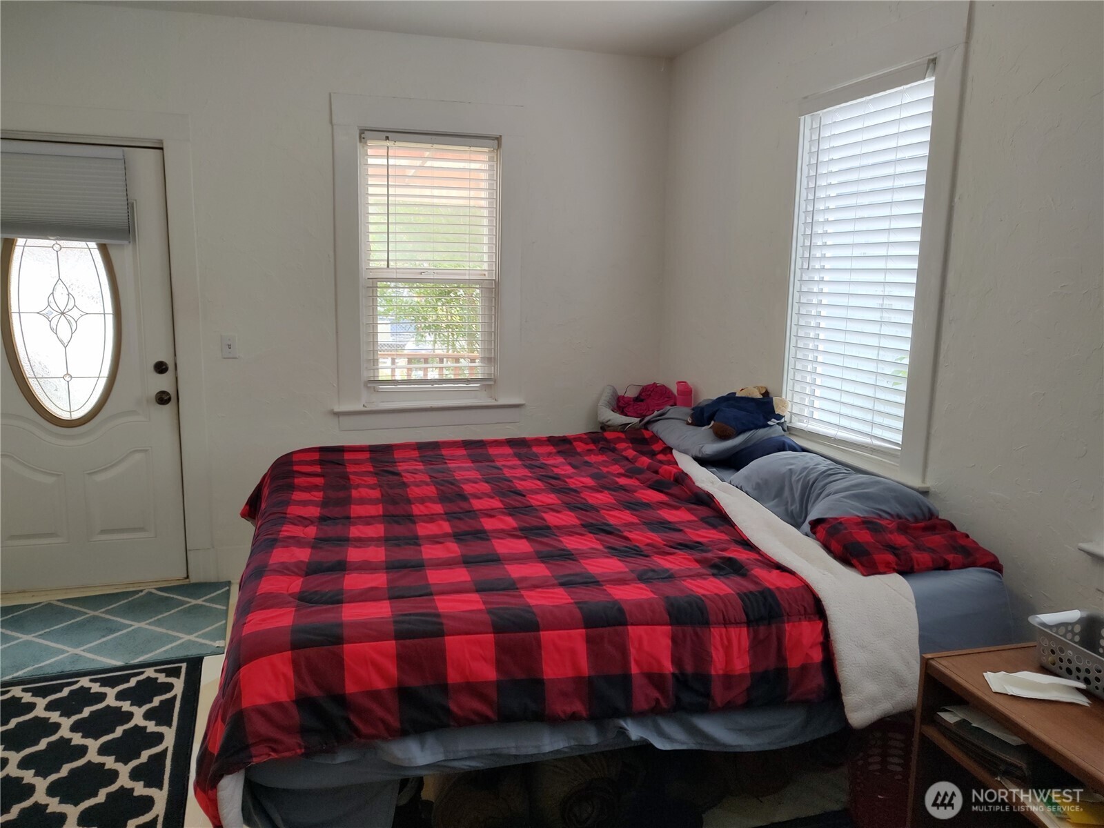 316 North F Street Aberdeen, WA 98520 - Photo 31 of 40 a bedroom with a bed a closet and a window