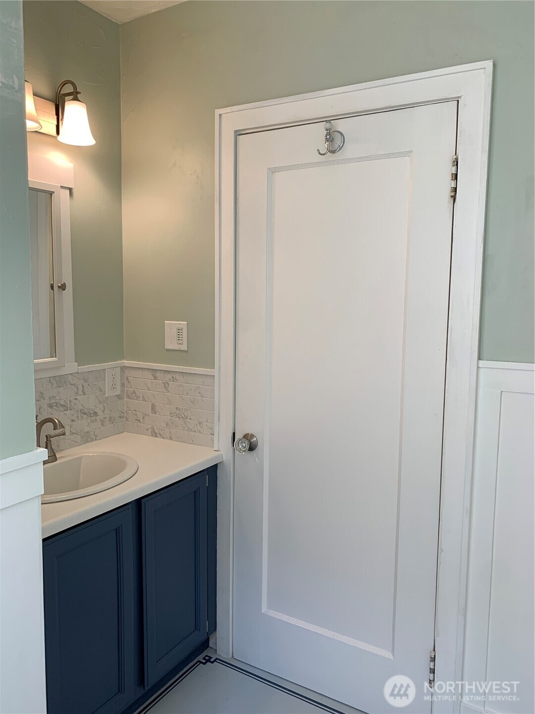 316 North F Street Aberdeen, WA 98520 - Photo 10 of 40 a bathroom with a sink and a mirror