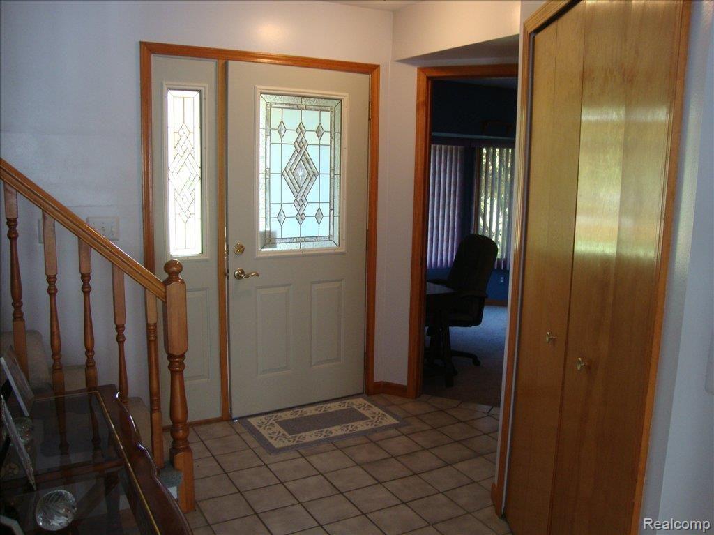 52096 Baker Road New Baltimore, MI 48047 - Photo 2 of 14 Foyer