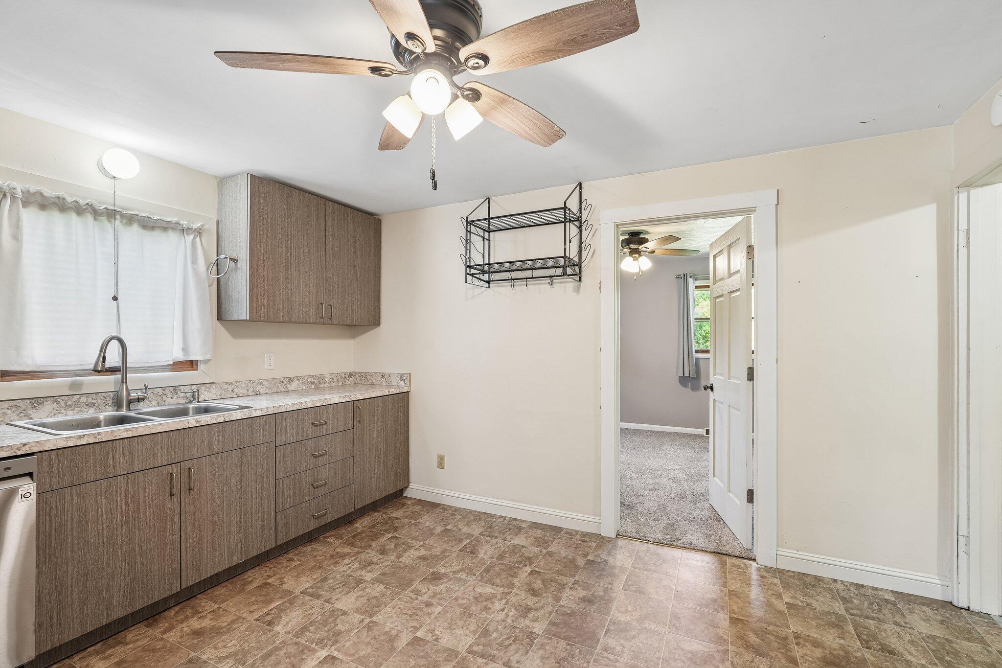 9207 39th Avenue Pleasant Prairie, WI 53142 - Photo 27 of 48 Kitchen