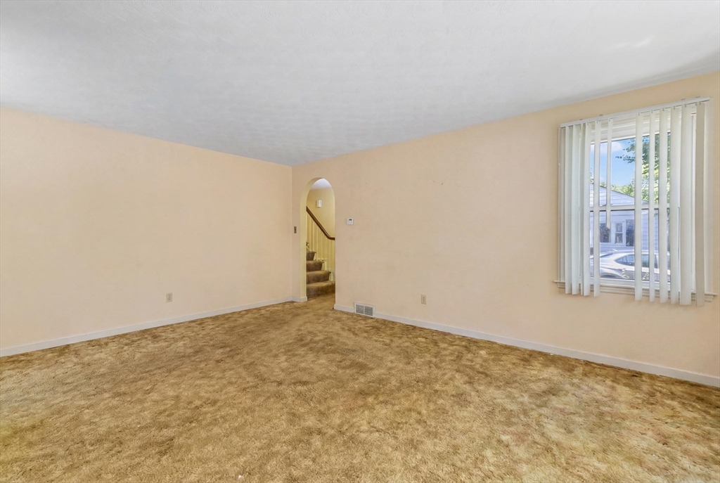 27 Kinnicutt Road Worcester, MA 01602 - Photo 5 of 38