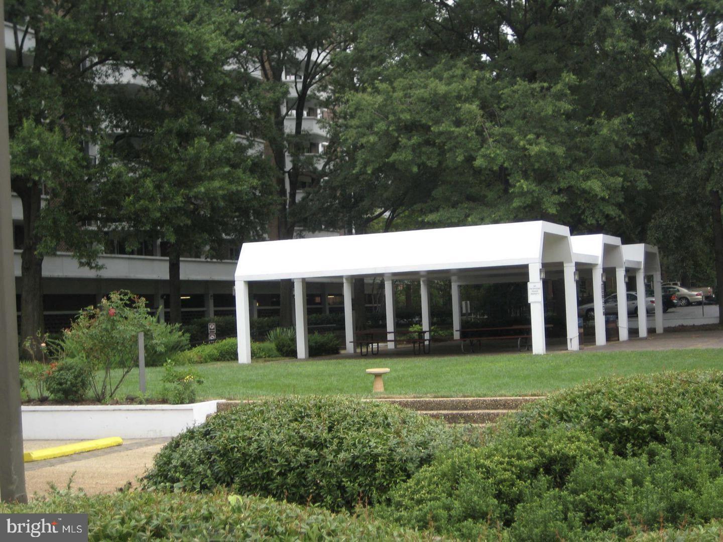 700 7th Street Southwest, Unit 406 Washington, DC 20024 - Photo 31 of 37 Picnic area