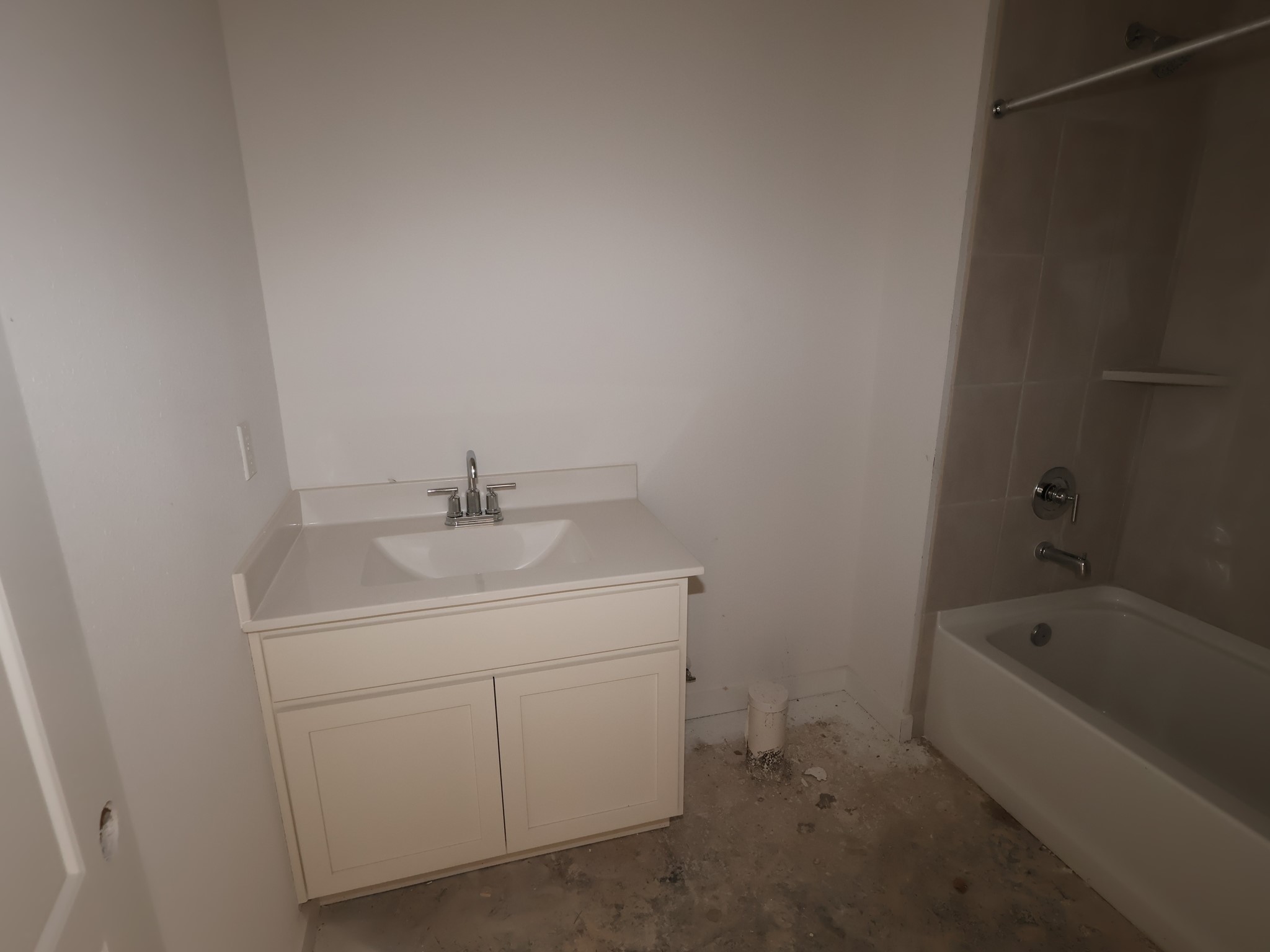 3407 Angus Farm Drive Rosenberg, TX 77471 - Photo 15 of 20 a bathroom with a sink a vanity and bathtub