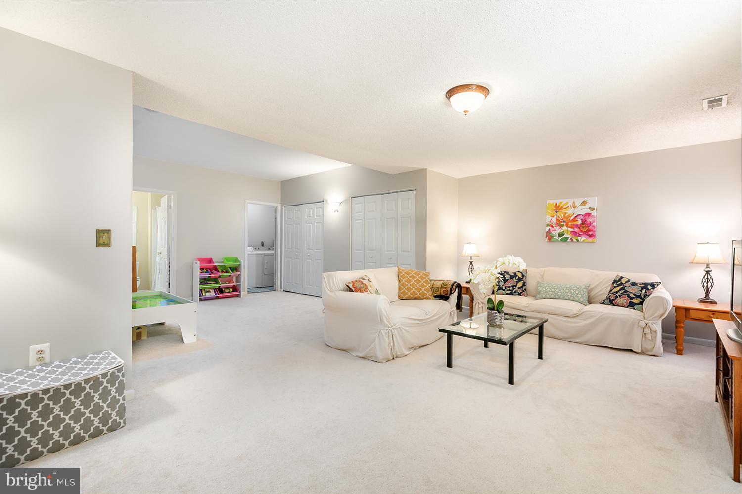 1413 Newport Spring Court Reston, VA 20194 - Photo 23 of 29 Great area for friends and family to congregate.