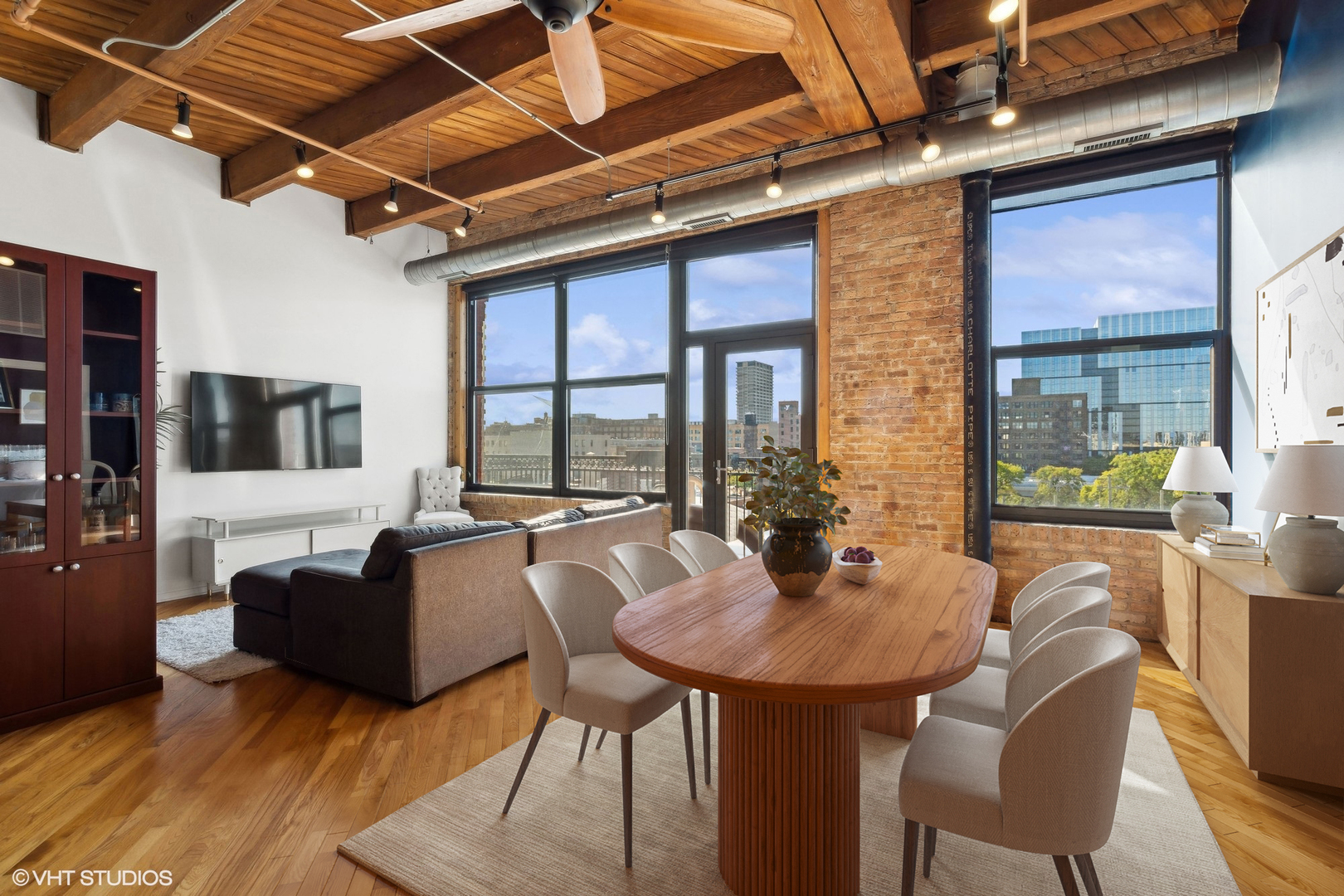 1040 West Adams Street, Unit 473 Chicago, IL 60607 - Photo 3 of 19 a living room with furniture and a table