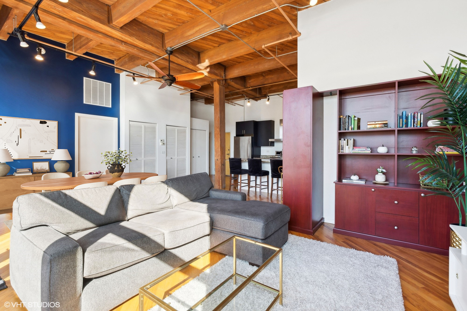 1040 West Adams Street, Unit 473 Chicago, IL 60607 - Photo 6 of 19 a view of a patio with table and chairs