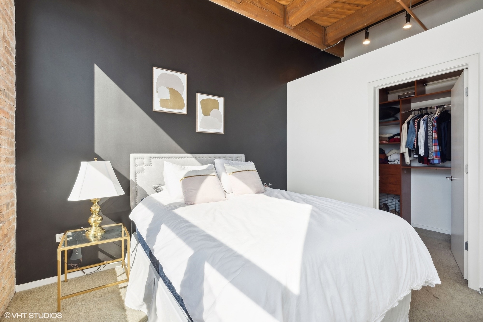 1040 West Adams Street, Unit 473 Chicago, IL 60607 - Photo 10 of 19 a bedroom with a bed and lamp