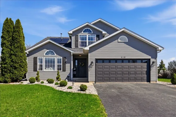 $385,000 | 910 Shorewood Drive, Shorewood, IL 60404