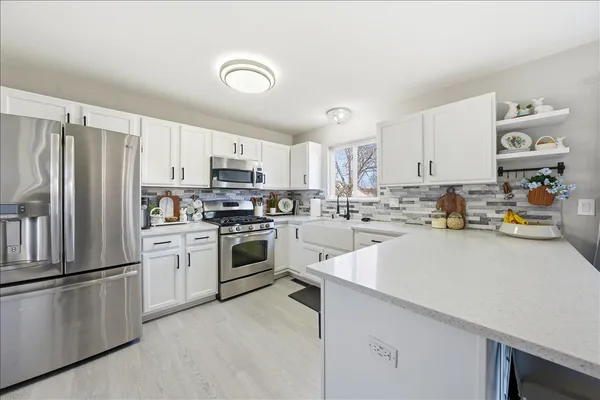 $385,000 | 910 Shorewood Drive, Shorewood, IL 60404