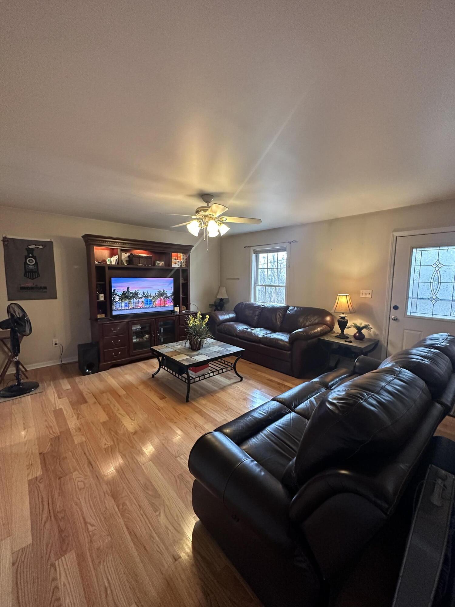 1911 Redwood Road Southeast Roanoke, VA 24014 - Photo 3 of 11 5794E833-429E-4002-B8B6-4BCAB32D07AA