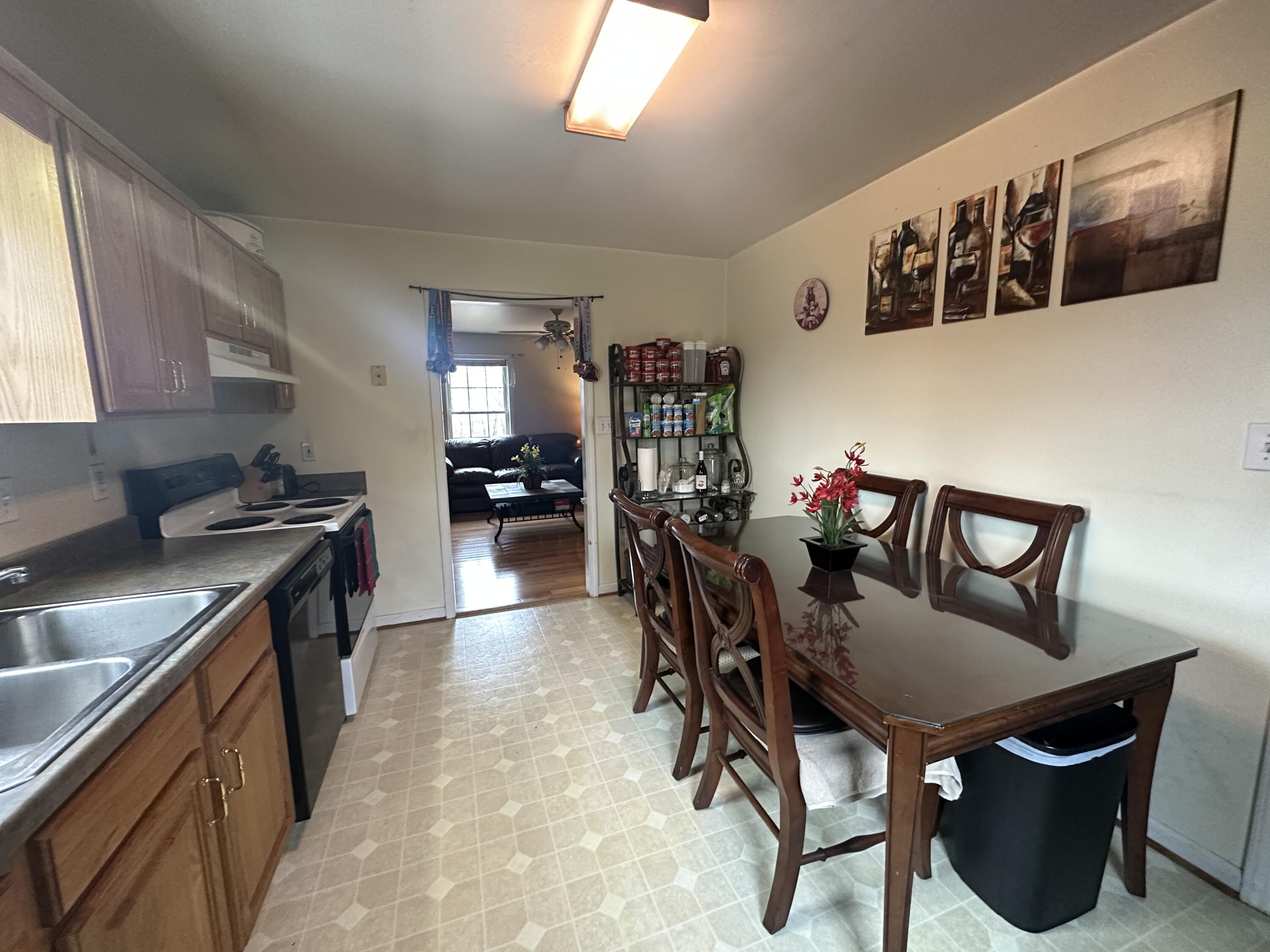 1911 Redwood Road Southeast Roanoke, VA 24014 - Photo 5 of 11 AC049E22-48BA-4ABE-A1E9-F7DAE57753CE