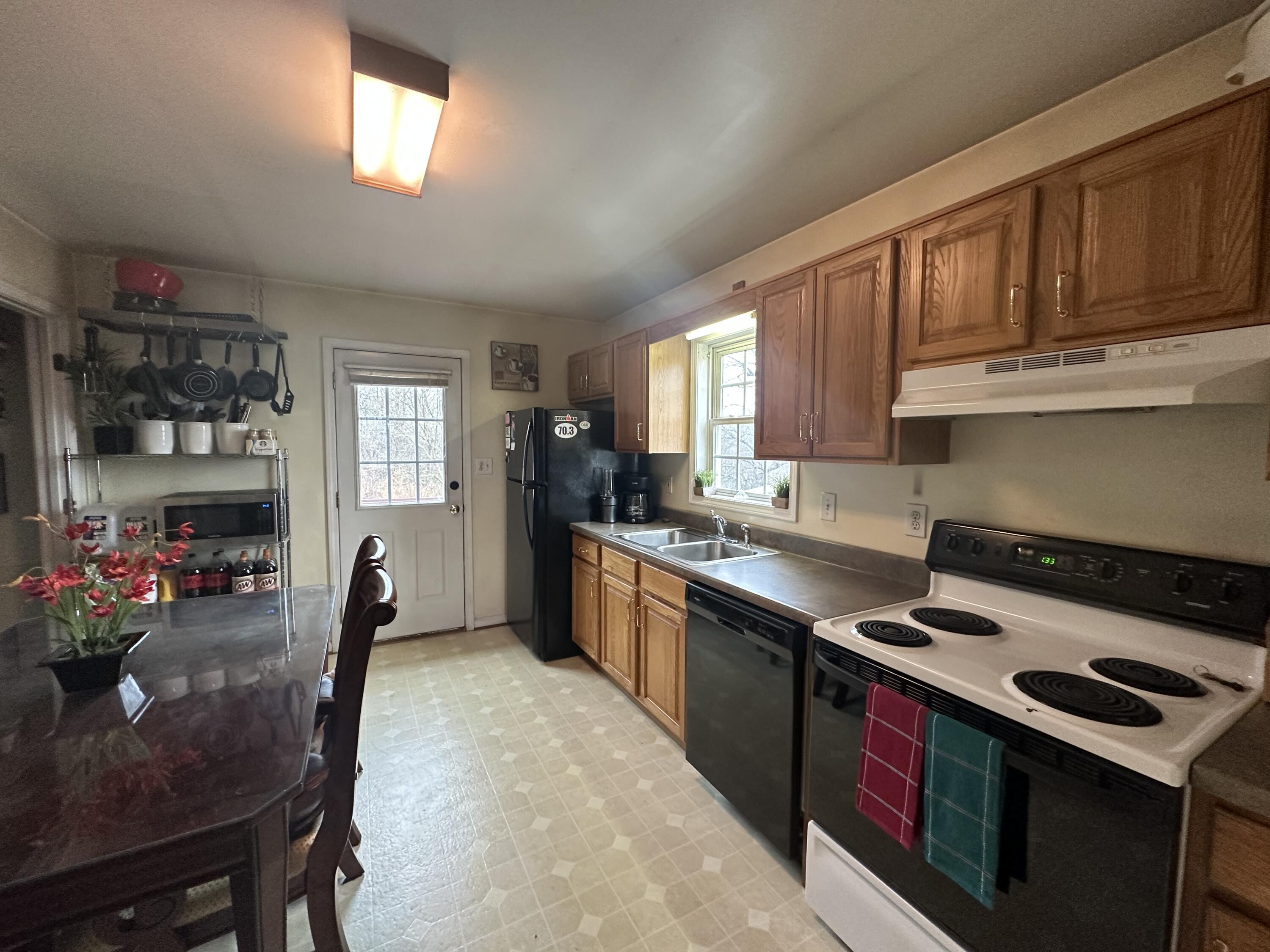 1911 Redwood Road Southeast Roanoke, VA 24014 - Photo 6 of 11 1C40EA21-AE24-44AB-B7F5-B973E5035054
