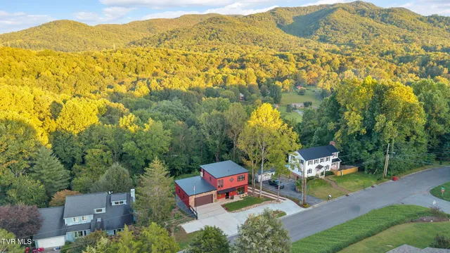 $749,000 | 1505 Strawberry Lane, Johnson City, TN 37604