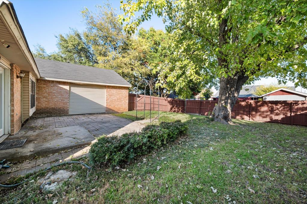 7308 Red Osier Road Dallas, TX 75249 - Photo 25 of 27 a backyard of a house with lots of green space