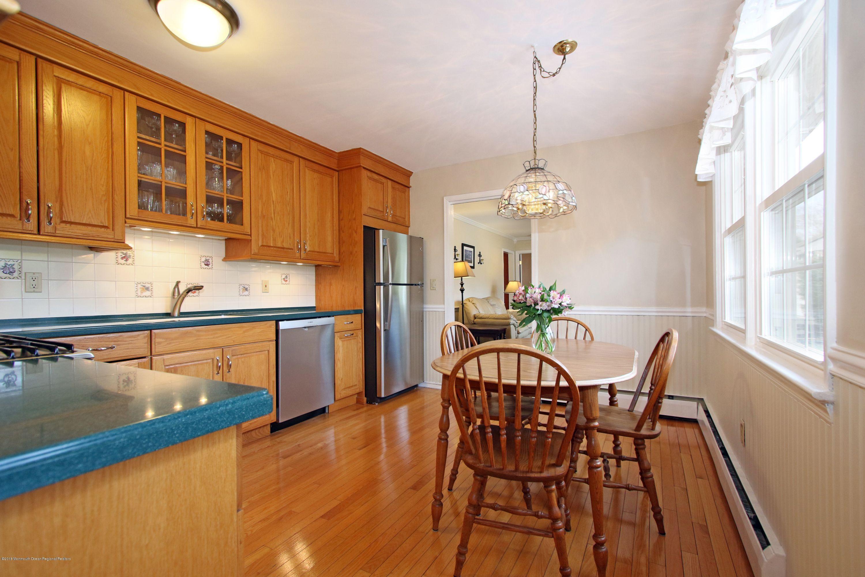 29 Buttonwood Road Middletown, NJ 07748 - Photo 11 of 35 Eat in Kitchen