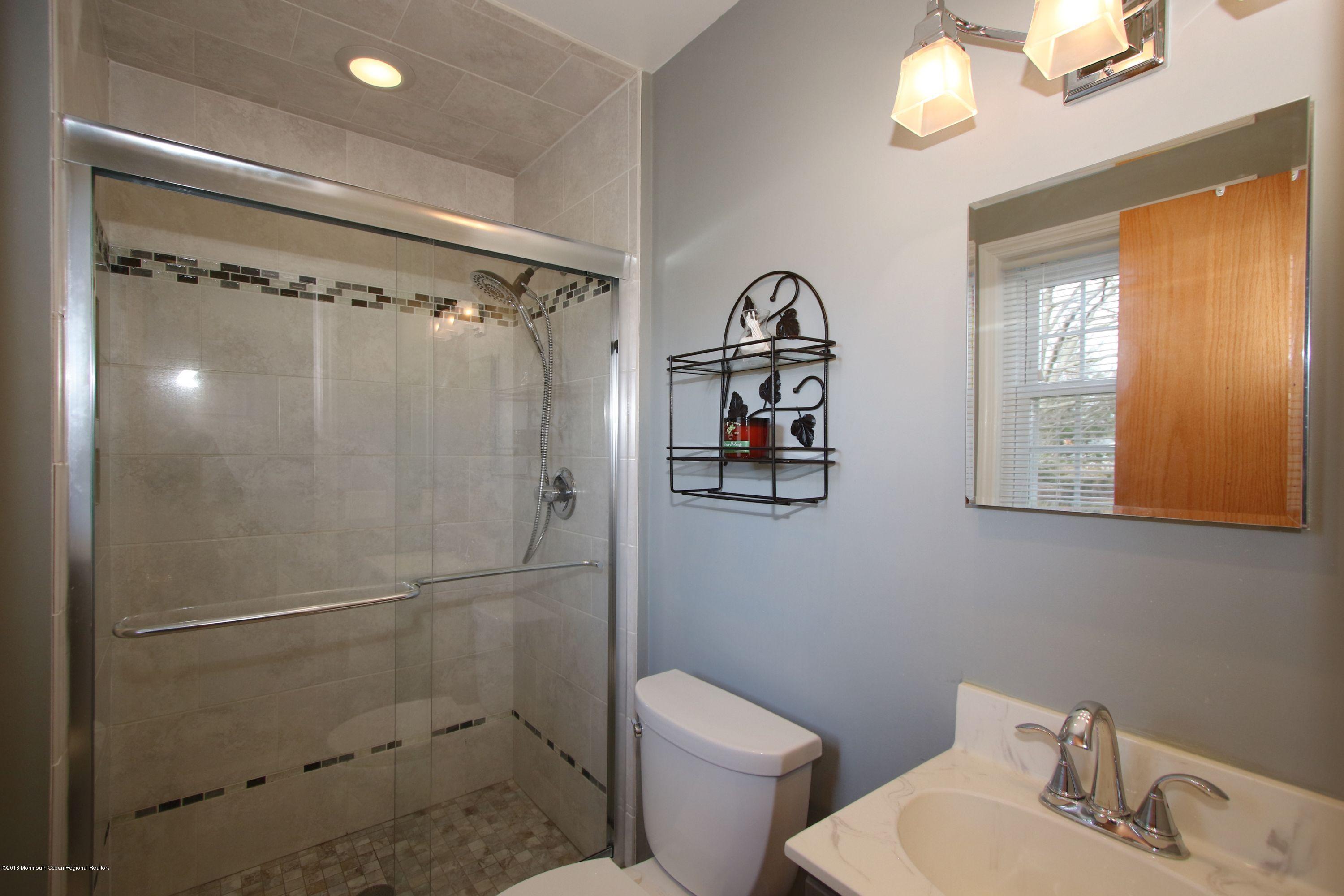 29 Buttonwood Road Middletown, NJ 07748 - Photo 20 of 35 Master Bath