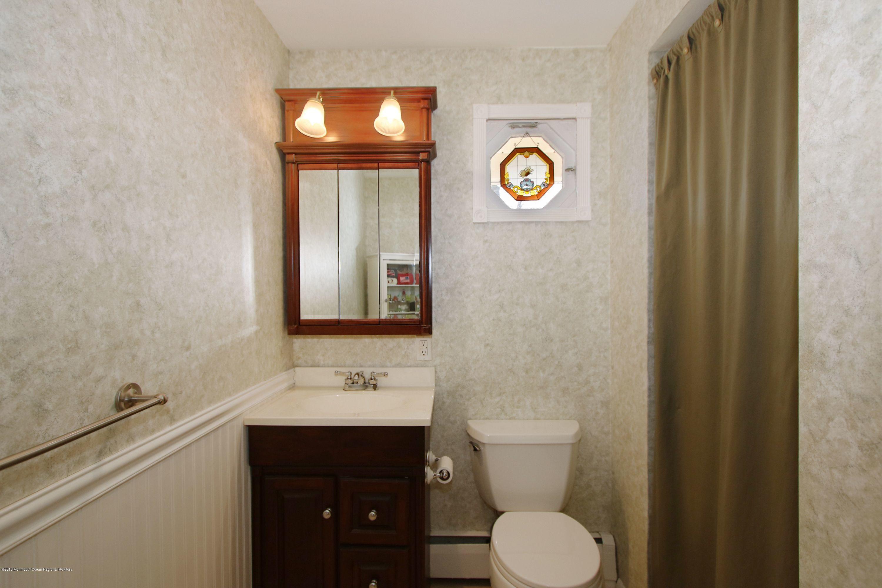 29 Buttonwood Road Middletown, NJ 07748 - Photo 27 of 35 In Law Suite Bath