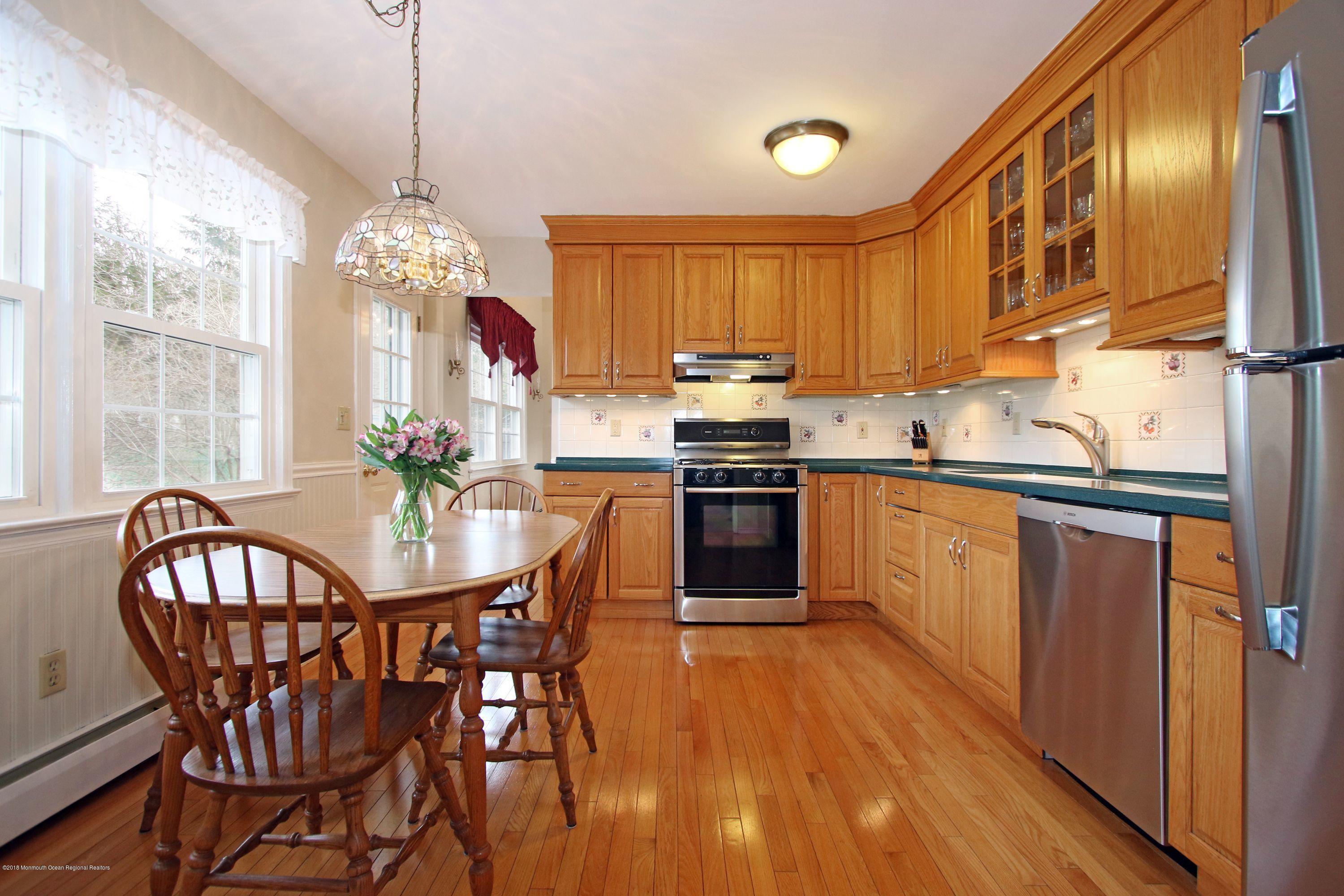 29 Buttonwood Road Middletown, NJ 07748 - Photo 10 of 35 Eat in Kitchen