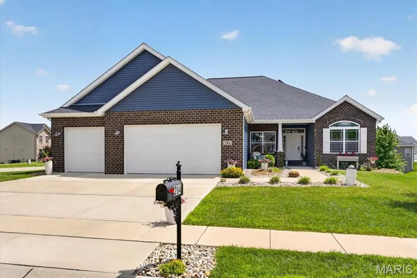 $519,999 | 204 Meridian Oaks Drive, Glen Carbon, IL 62034