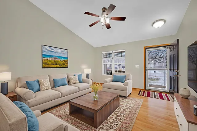 $330,000 | 1640 Clover Court, Romeoville, IL 60446