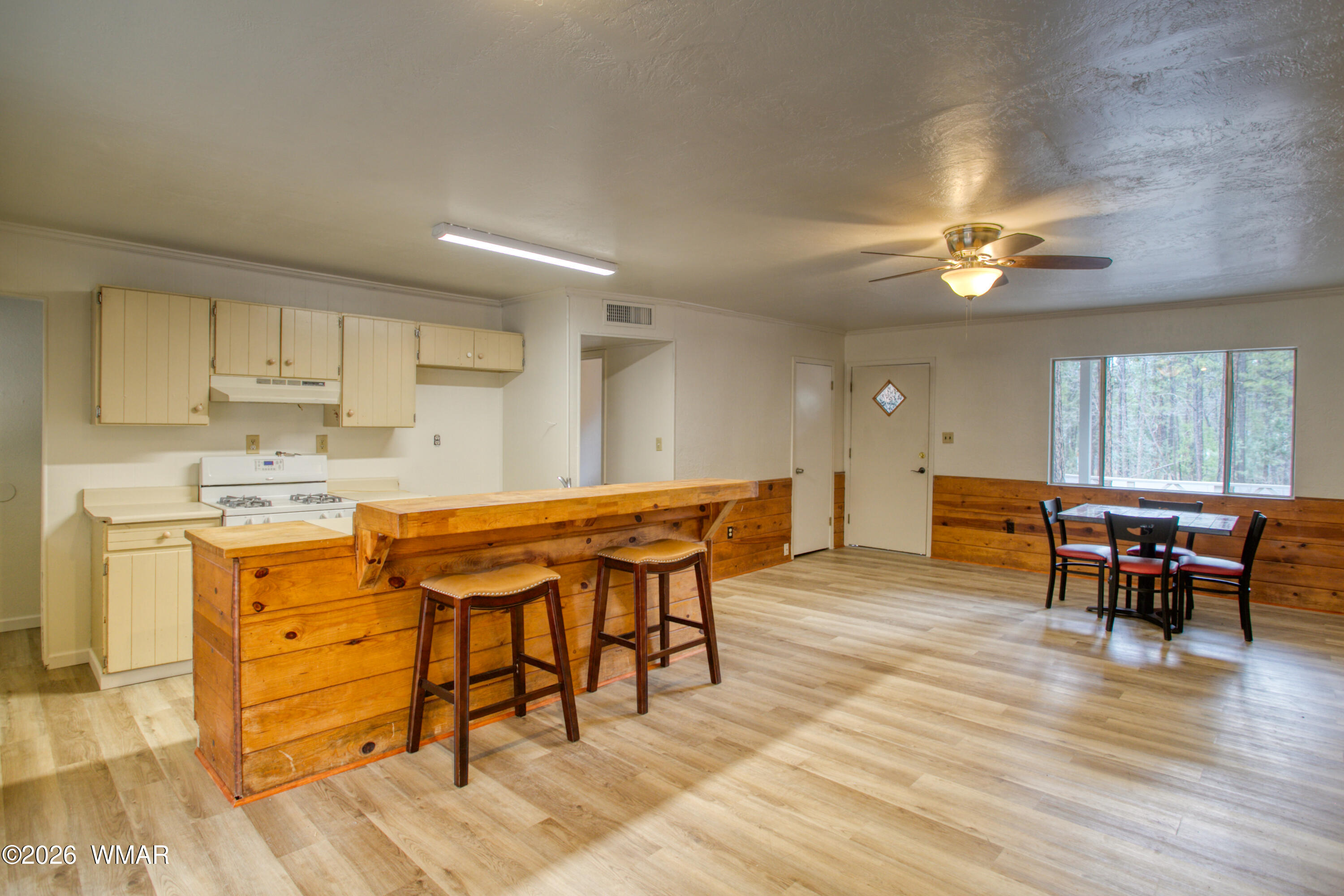 94 Southlake Road Lakeside, AZ 85929 - Photo 9 of 16 a dining room with wooden floor and window