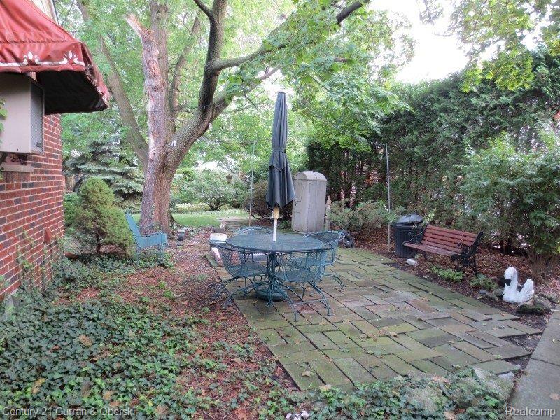 991 Lincoln Road Grosse Pointe, MI 48230 - Photo 9 of 25 BACK YARD PATIO