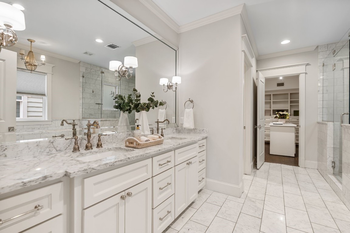 403 Columbia Street Houston, TX 77007 - Photo 18 of 37 Large primary bath with soaking tub, walking in shower, two sinks & water closet.