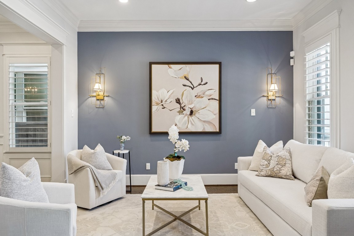 403 Columbia Street Houston, TX 77007 - Photo 2 of 37 Right upon entry you are greeted with the home's formal living area.