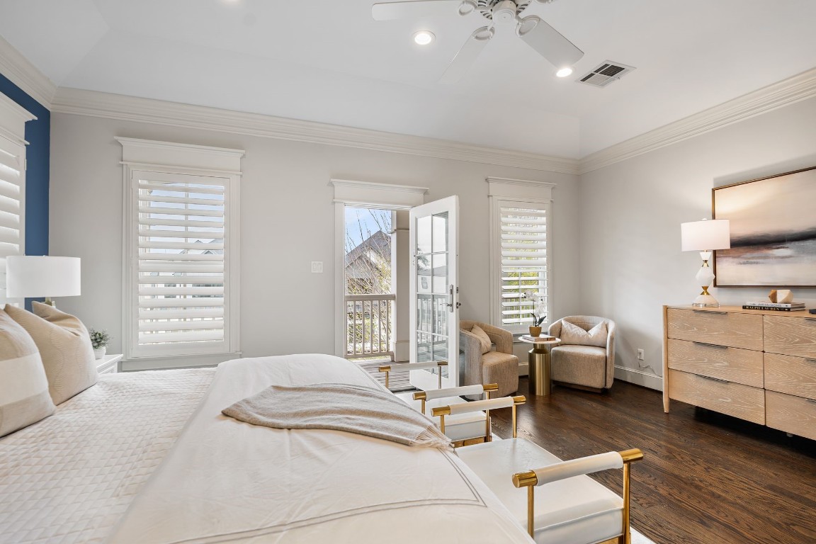 403 Columbia Street Houston, TX 77007 - Photo 23 of 37 Large primary suite with balcony. Wonderful to have a morning coffee.