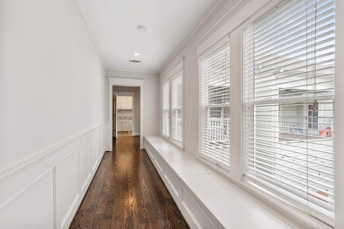 403 Columbia Street Houston, TX 77007 - Photo 32 of 37 Down the hall you have an expansive custom built bench with ample amount of storage.