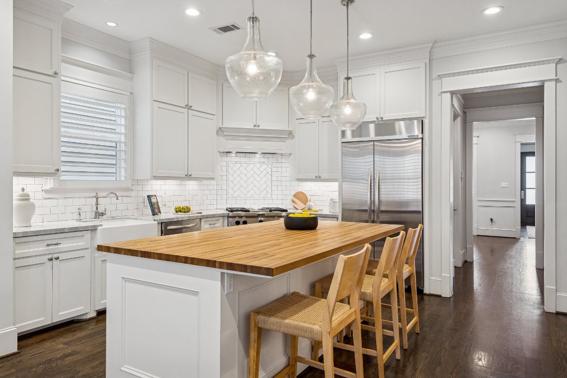 403 Columbia Street Houston, TX 77007 - Photo 7 of 37 Chef's kitchen with butcher block island & Carrera marble countertops, abundant storage and high end appliances.