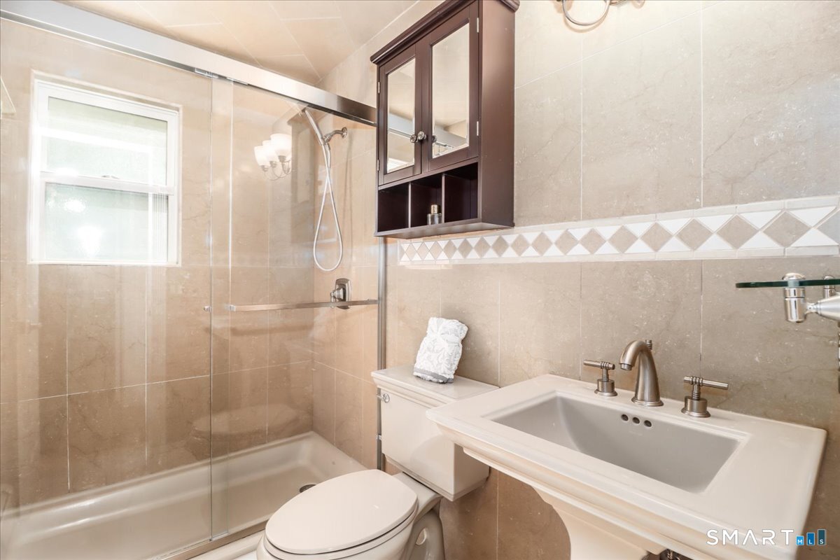 10 Hillcrest Court Ridgefield, CT 06877 - Photo 27 of 40 Full Bathroom on Main Level