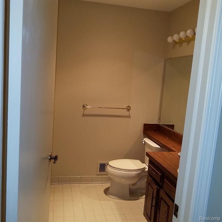 942 Golfview Court Rochester Hills, MI 48307 - Photo 12 of 24