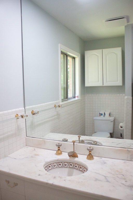 13 Montclair Drive Worcester, MA 01609 - Photo 19 of 38 a bathroom with a tub sink and mirror