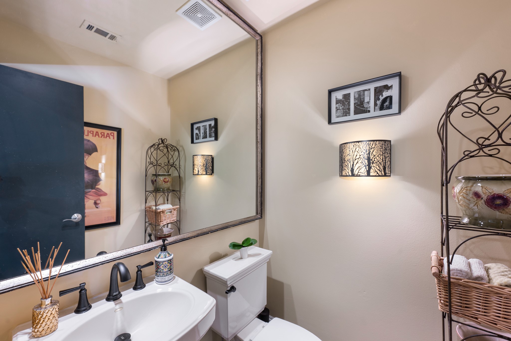1722 Washington Avenue, Unit D Houston, TX 77007 - Photo 16 of 28 Hallway half bathroom is nicely appointed for guests.