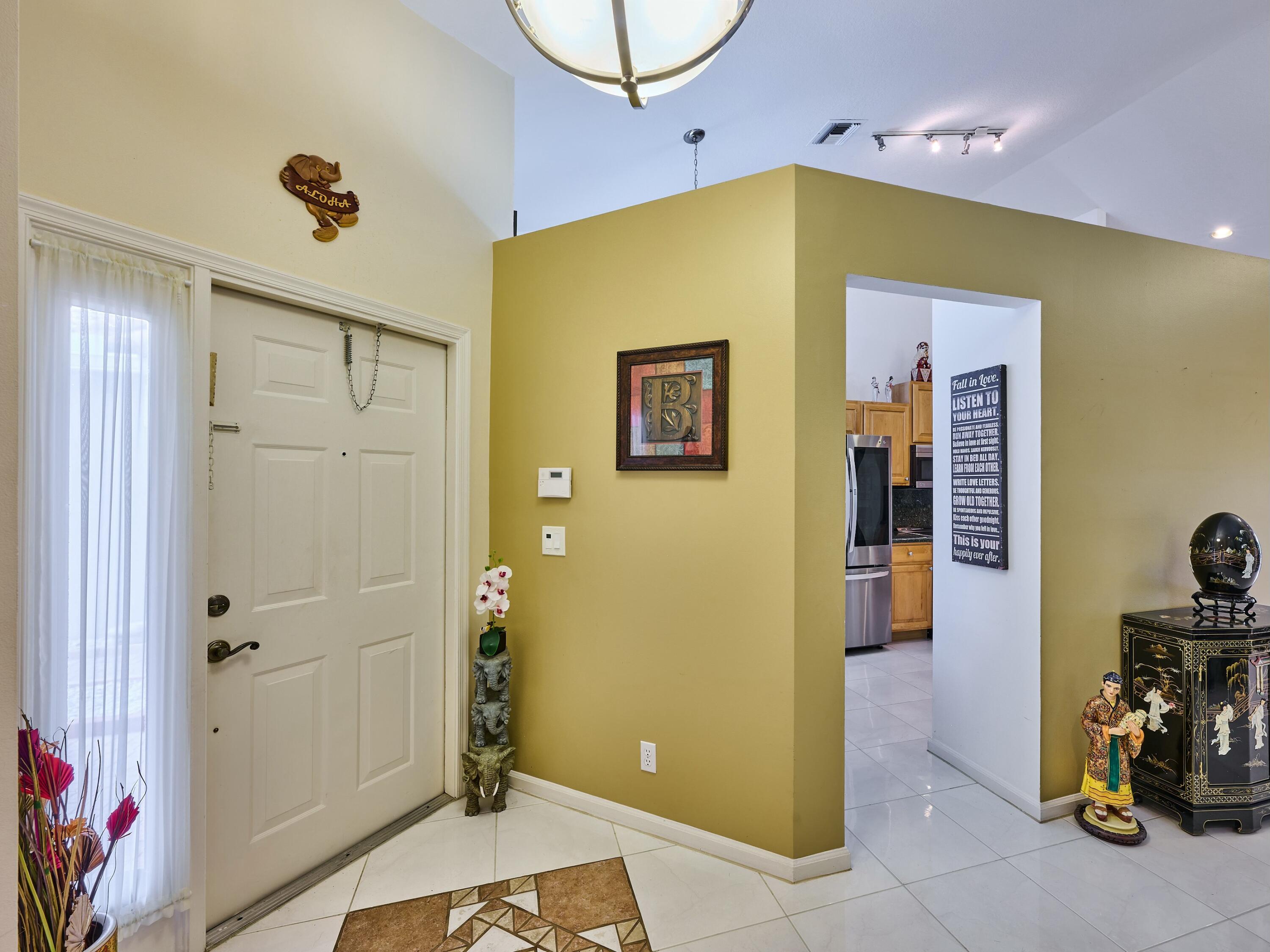 8421 Vía Serena Boca Raton, FL 33433 - Photo 15 of 46 Entry Foyer