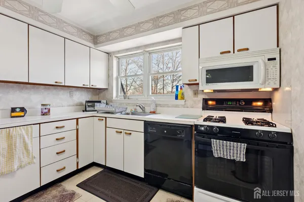 $284,900 | 24 Woodedge Avenue, Unit A8, Edison, NJ 08817