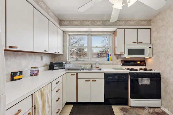 $284,900 | 24 Woodedge Avenue, Unit A8, Edison, NJ 08817