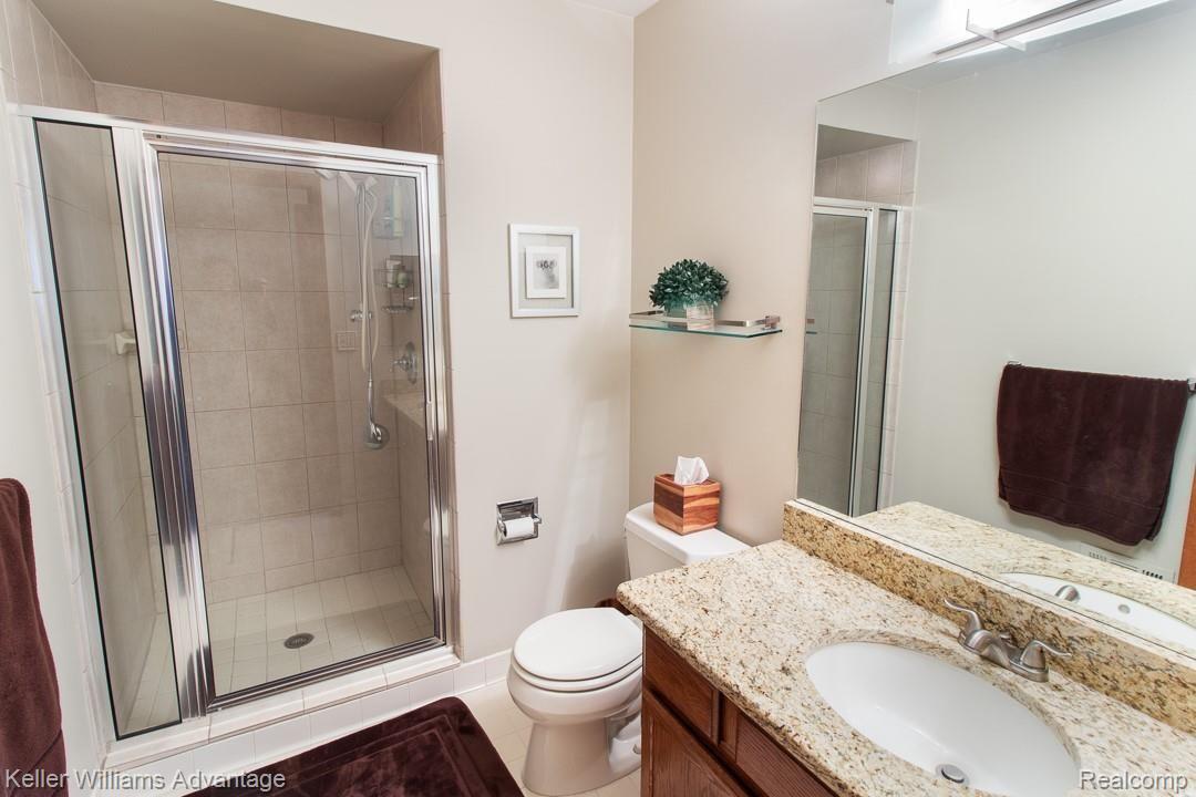 991 Dressler Lane Rochester, MI 48307 - Photo 24 of 36 DresslerLn_991_FullBathB.jpg
