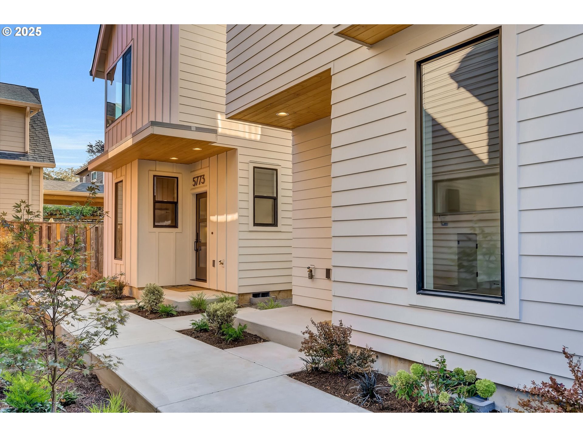 5773 South Kelly Avenue Portland, OR 97239 - Photo 2 of 33 a front view of a house with a yard