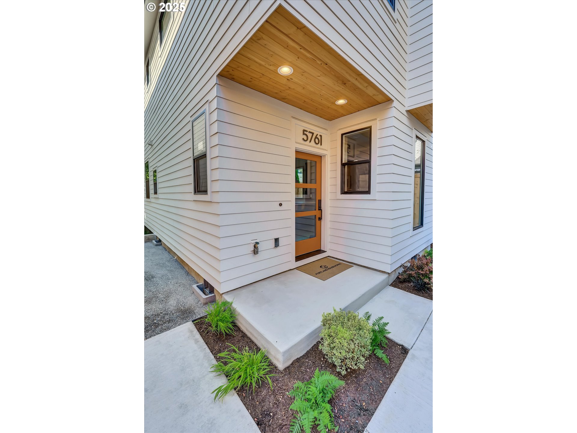 5773 South Kelly Avenue Portland, OR 97239 - Photo 6 of 33 a view of a house with a yard