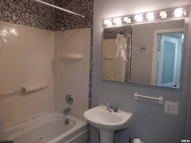 $43,900 | 840 East Pierce Street, Macomb, IL 61455